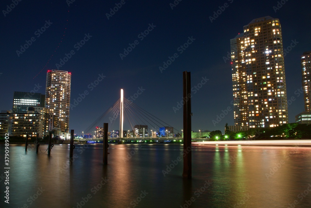 隅田川夜景　中央大橋ライトアップと川から飛び出す係留のための鉄の杭　屋形船レーザービーム