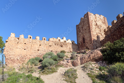 Ruinas del castillo de Serra bajo un cielo azul. Valencia. Comunidad Valenciana. España. Europa