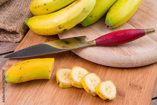 Plátanos de Canarias y cuchillo tradicional 