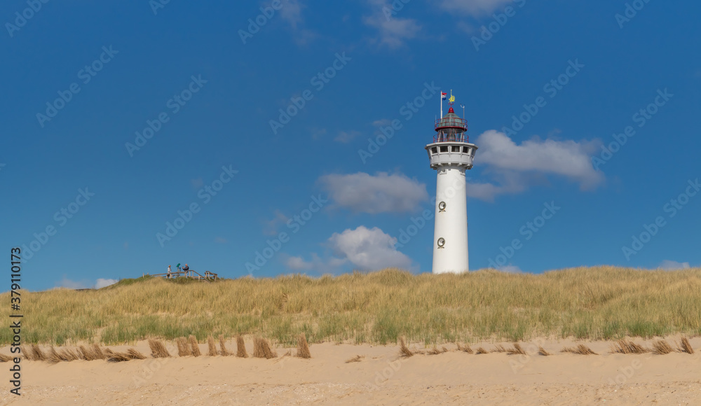 Latarnia morska nad Morzem Północnym w Egmond aan Zee, Holandia Północna.