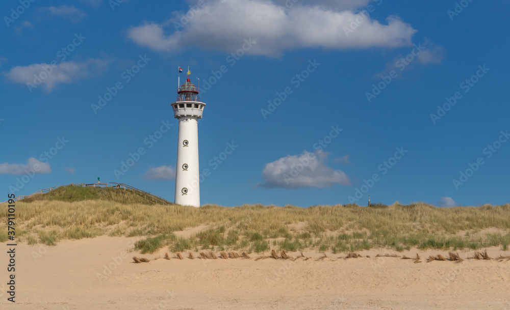 Latarnia morska nad Morzem Północnym w Egmond aan Zee, Holandia Północna.