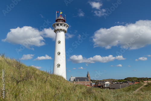 Latarnia morska nad Morzem P    nocnym w Egmond aan Zee  Holandia P    nocna. 