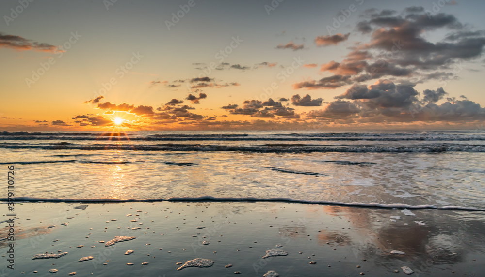 Zachód słońca na plaży w Egmond aan Zee. Holandia Północna, wrzesień 2020.