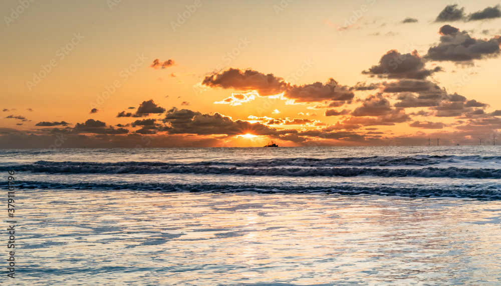 Zachód słońca na plaży w Egmond aan Zee, wrzesień 2020.