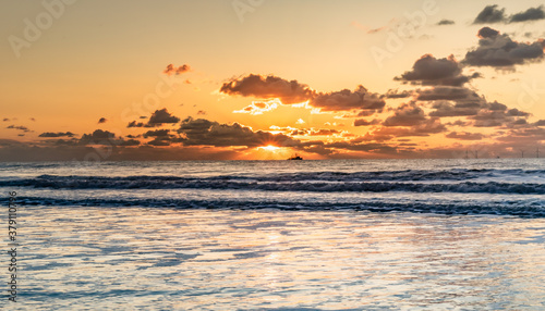 Obraz na płótnie Zachód słońca na plaży w Egmond aan Zee, wrzesień 2020. w salonie