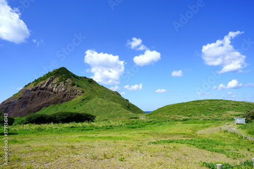 広い草原のような佐渡島にある大野亀 photo