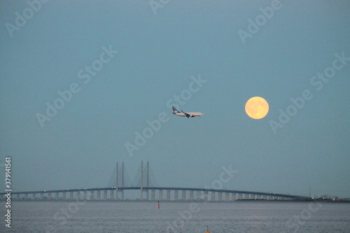 Avion se dirigeant vers le soleil de la plage de Copenhague