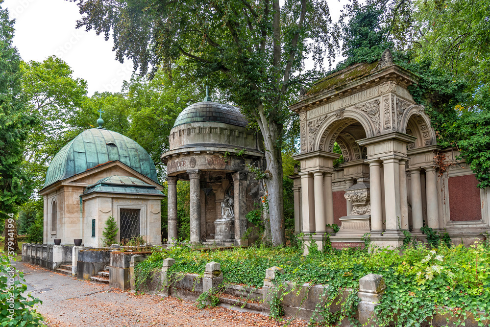 Grabmäler in den Gruftenstraßen auf dem Mainzer Hauptfriedhof