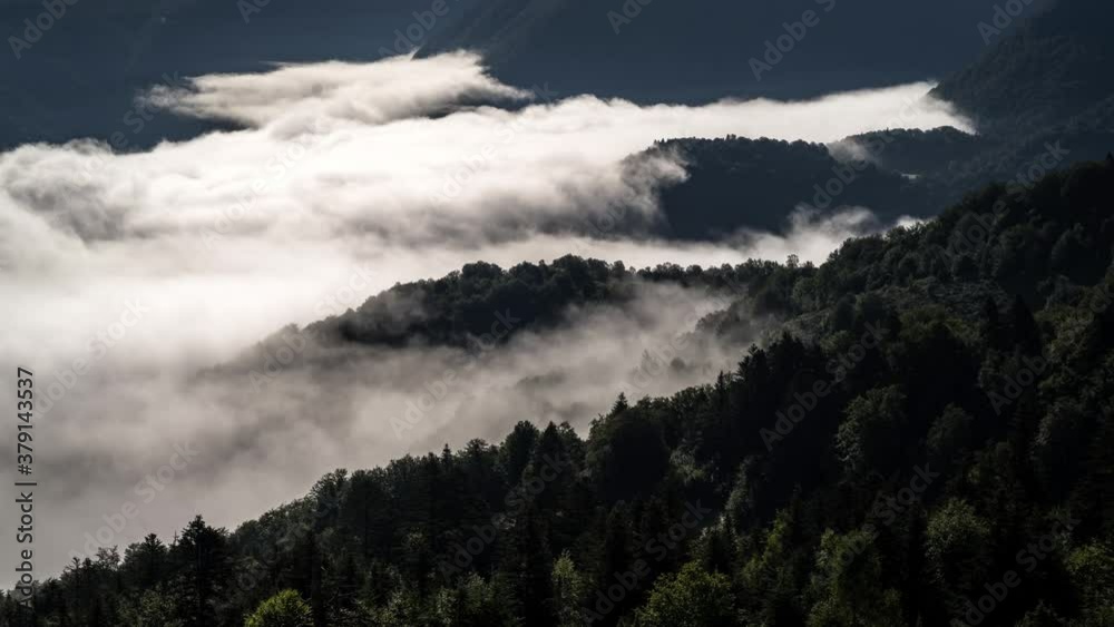 Timelapse mer de nuages vallée forêt pyrénées ariégoises