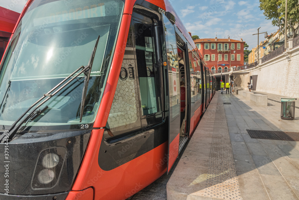 le nouveau tram de Nice sur le quai Napoléon 1er