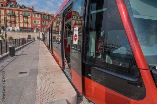 tramway en attente sur le port de Nice