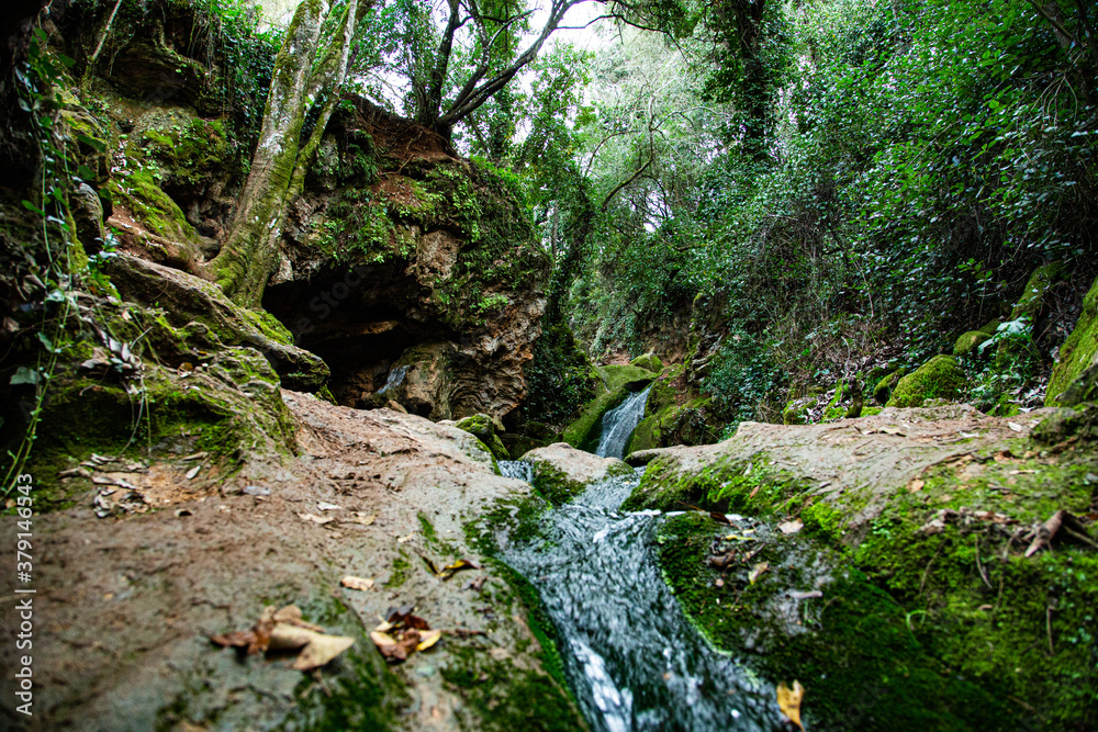 Rio fluyendo entre rocas después de pequeño estanque Rio fluyendo entre rocas después de pequeño estanque