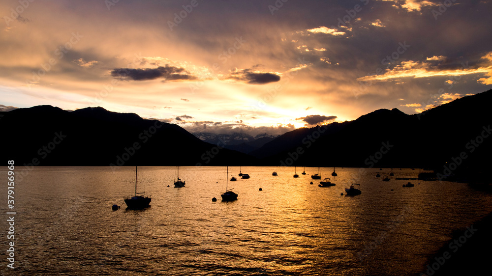 Lago dorato al tramonto. Verbania, Lago Maggiore, Piemonte, Italia. Lago dorato al tramonto. Verbania, Lago Maggiore, Piemonte, Italia.