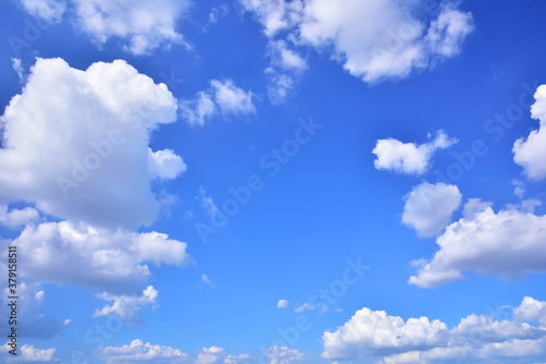 広がる大空と流れる浮雲のイメージ