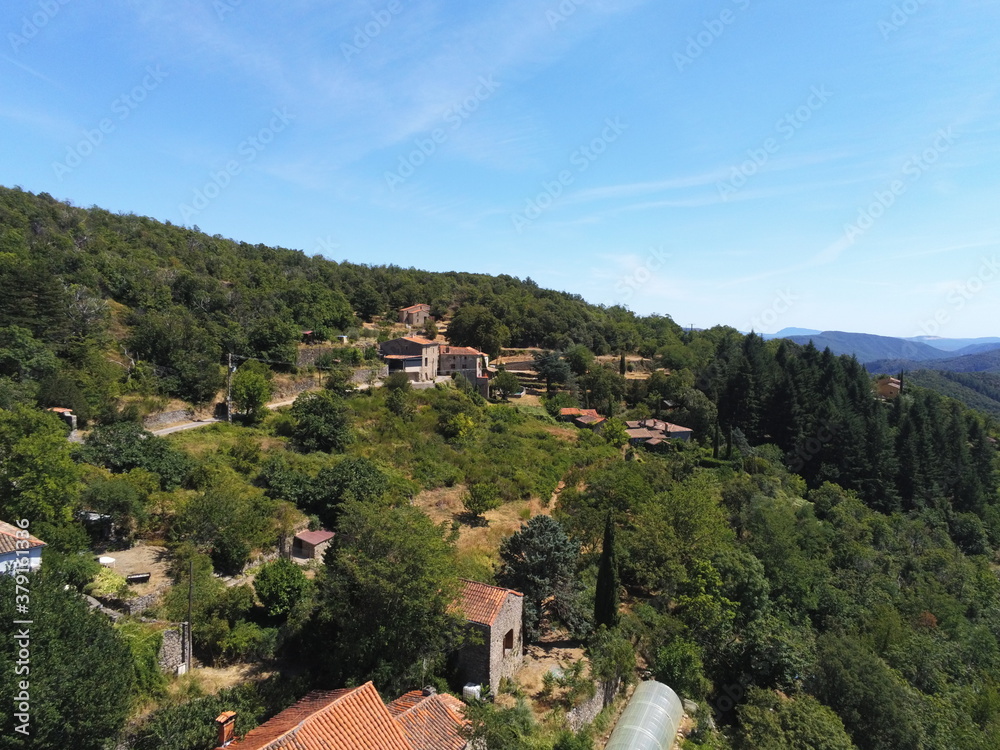 Village dans les Cévennes, vue aérienne	