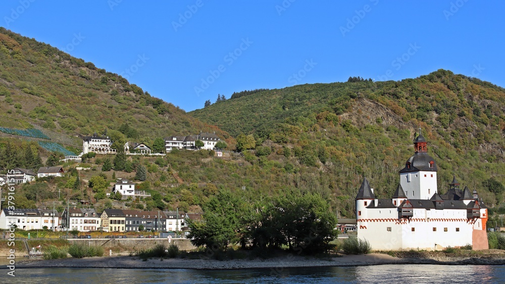 Blick auf den Rhein mit der Burg Pfalzgrafenstein