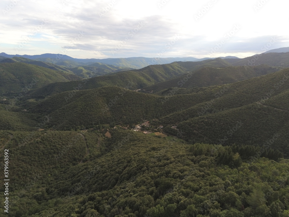 Vallée dans les Cévennes, vue aérienne Vallée dans les Cévennes, vue aérienne