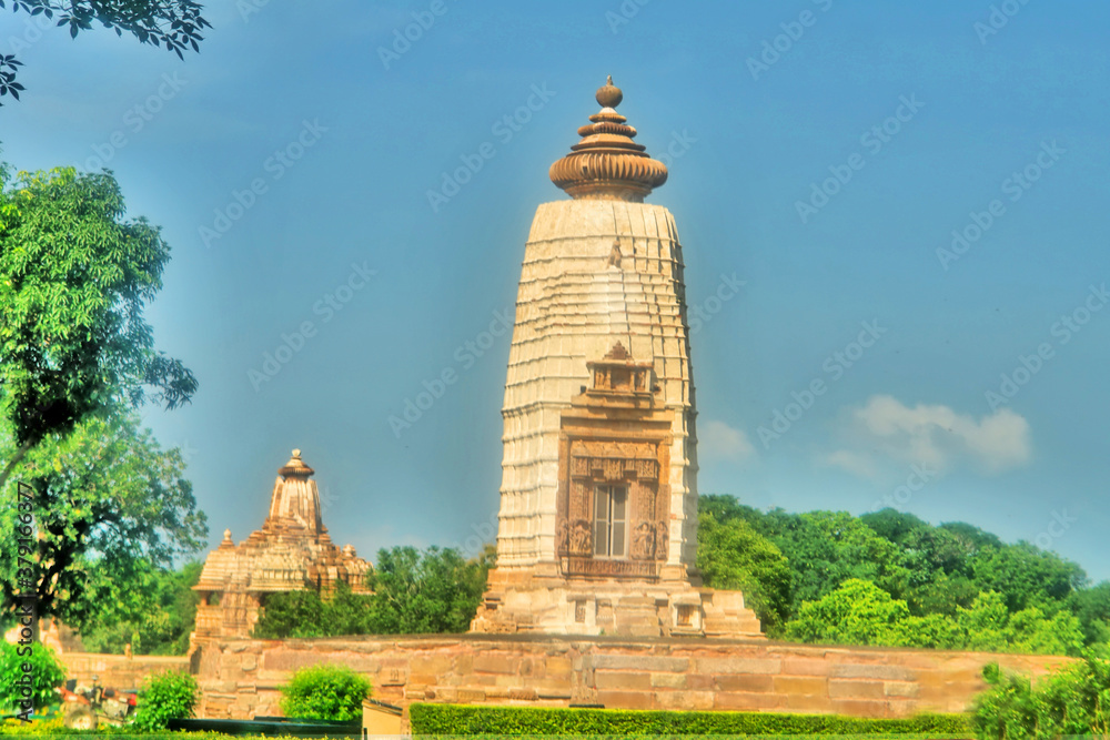 Khajuraho – miejscowość w Indiach w stanie Madhya Pradesh z zespołem hinduistycznych świątyń . Khajuraho – miejscowość w Indiach w stanie Madhya Pradesh z zespołem hinduistycznych świątyń .