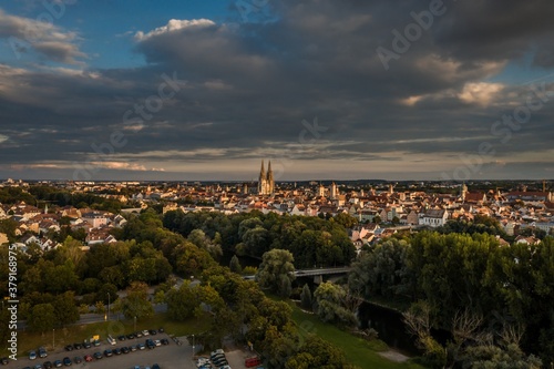 Bild einer Luftaufnahme mit einer Drohne der Stadt Regensburg, Deutschland