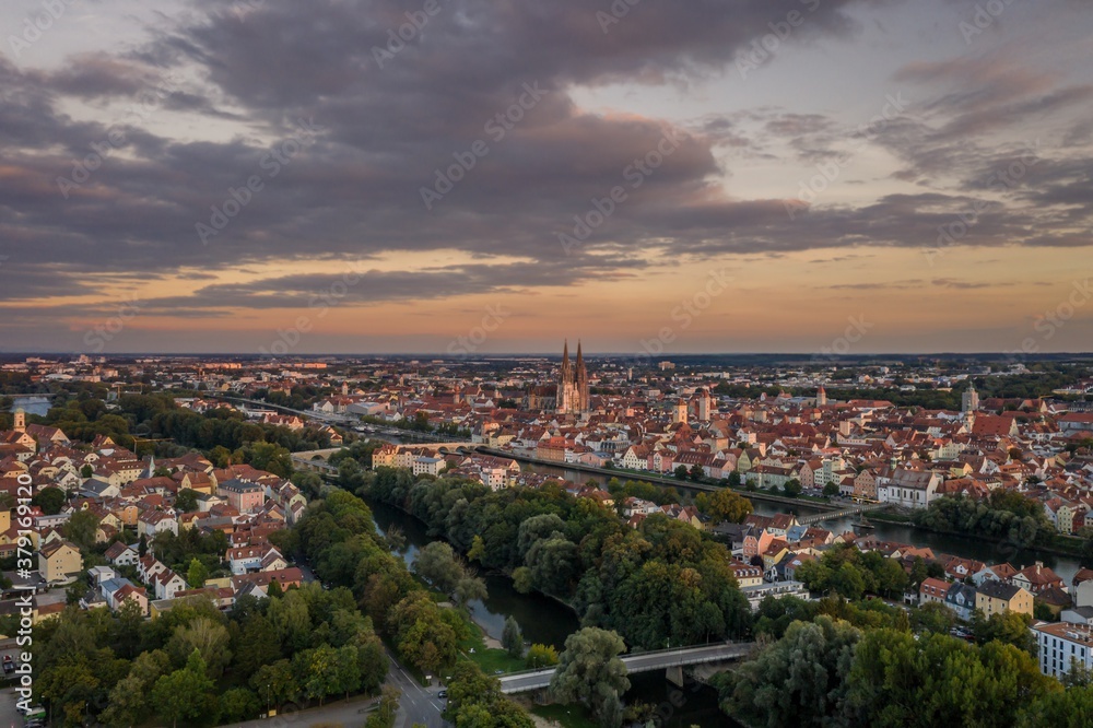 Bild einer Luftaufnahme mit einer Drohne der Stadt Regensburg, Deutschland