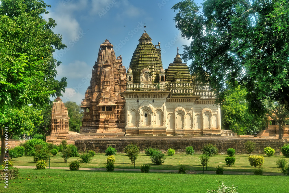 Khajuraho – miejscowość w Indiach w stanie Madhya Pradesh z zespołem hinduistycznych świątyń . Khajuraho – miejscowość w Indiach w stanie Madhya Pradesh z zespołem hinduistycznych świątyń .