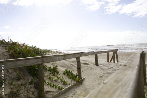 Access to Xangri-la beach in Brazil © Jos
