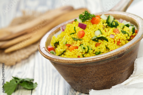 Couscous-Salat mit Gurke und Paprika in einer Schale