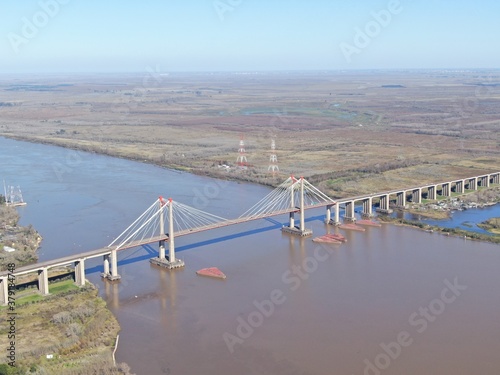 Vista aérea de un puente colgante que atraviesa un río muy ancho.