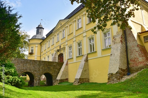 Zamek w Chałupkach na granicy z Czechami.  W rezydencji otoczonej parkiem  mieści się hotel i restauracja, 1 km od stacji kolejowej Chałupki i 3 km od rezerwatu Graniczne Meandry Odry.  Pierwsze infor photo