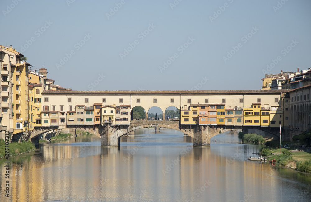 Obraz premium Ponte Vecchio in Florence over the Arno river and Vasari Corridor