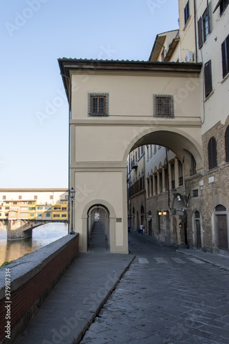 Fototapeta Naklejka Na Ścianę i Meble -  Ponte Vecchio in Florence over the Arno river and Vasari Corridor