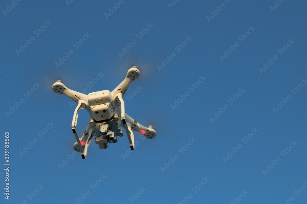 Drone in volo che scatta fotografie e produce video Drone in volo che scatta fotografie e produce video