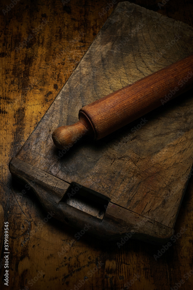 Mortara 09/10/2019 : kitchen tools: a rolling pin on a wooden cutting board