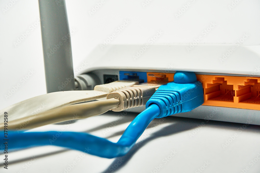 Connecting to a router, network cables connected to a router. foto de ...
