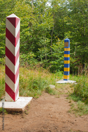 Słupy graniczne na szlaku na Krzemieniec photo