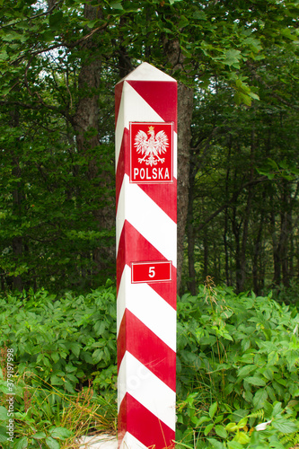 Polski słup graniczny przy szlaku na Krzemieniec w Bieszczadach