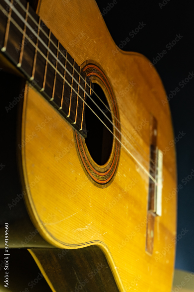 Obraz premium guitarra sobre fondo negro 