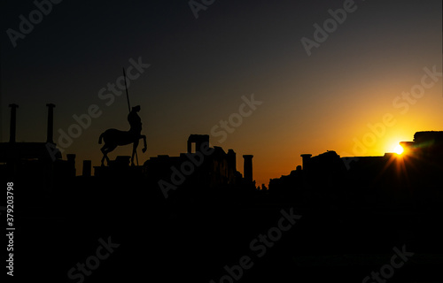 Pompeji Silhouette bei Sonnenuntergang