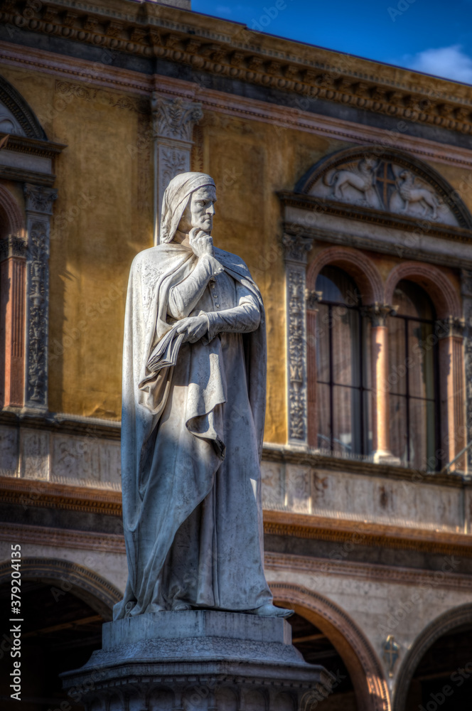 Fototapeta premium Statue des Dante Alighieri, Verona