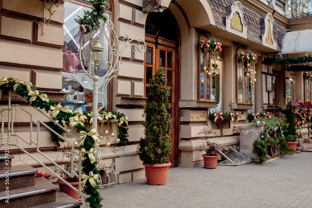 Obraz premium Shop window decorated in Christmas style. Christmas and New Year sales. Many different handbags and other items are sold in stores.