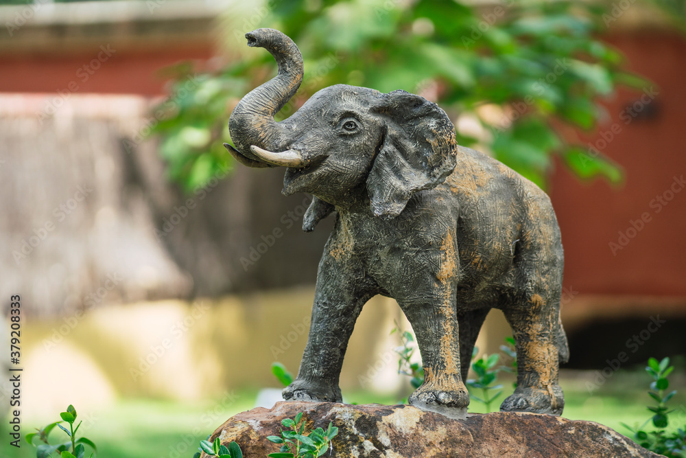 Estatua de bronce de un elefante
