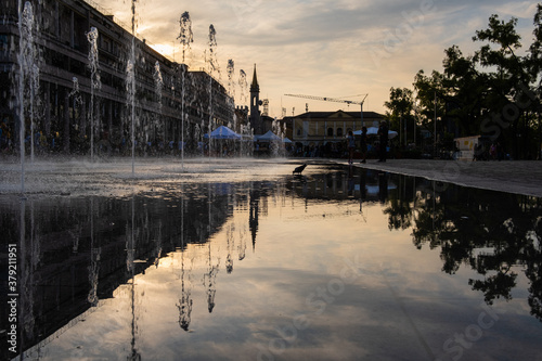 Obraz na płótnie Fontane nel centro di Reggio Emilia al tramonto w salonie