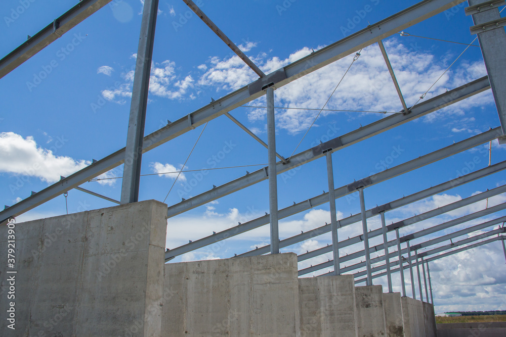 Obraz premium Steel frame of a building under construction. The construction of the building is made of steel beams. Construction of prefabricated structures