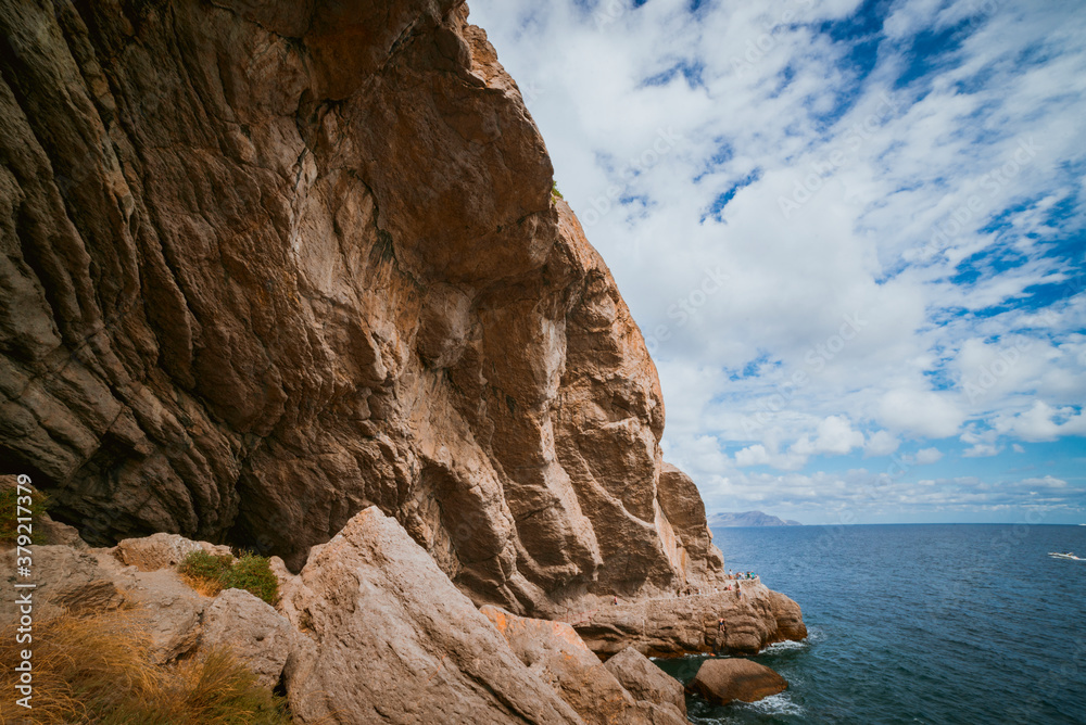 Obraz premium red rock in the sea