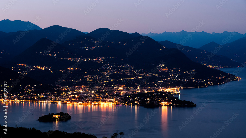 Lago Maggiore fotografato in tarda serata da Alpino di Gignese (VB), Piemonte, Italia.