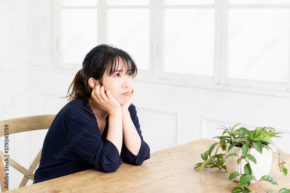 考え事をする若い女性 考え事をする若い女性