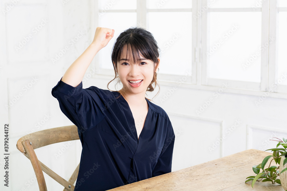 ガッツポーズをする若い女性 ガッツポーズをする若い女性