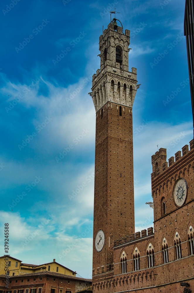 12/08/2016: the Piazza del Palio in Siena with the famous Torre del Mangia