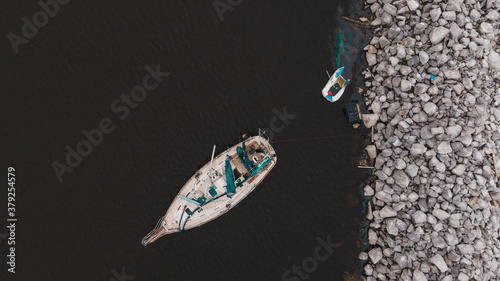 Foto shipwreck of sailing yatch in the sea during an accident after hurricane sally i