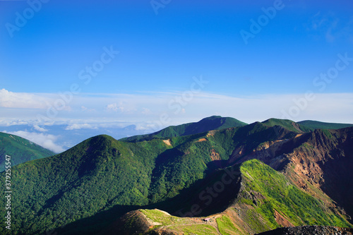 那須の山々と、茶臼岳の途中にある峰の茶屋